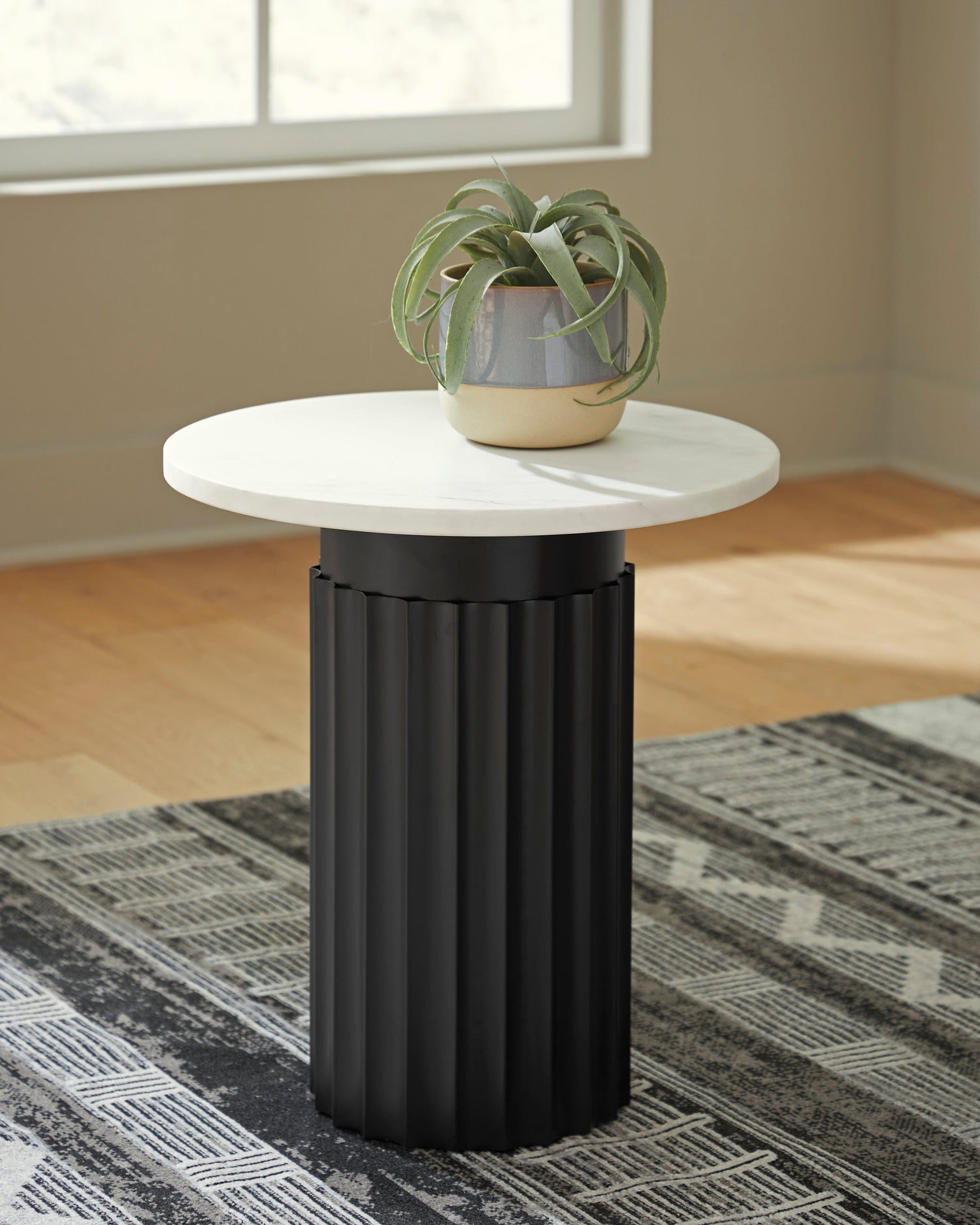A4000724 - Accent Table **NEW ARRIVAL**